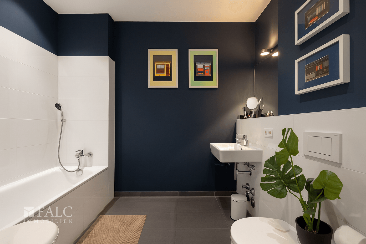 Modernes Badezimmer mit navy Akzentwand